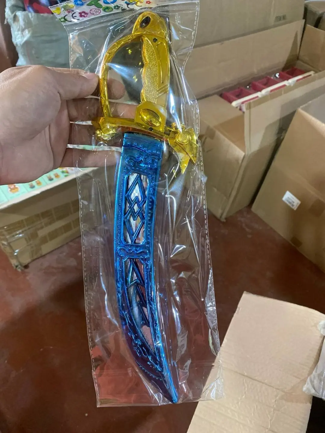 Bolalar uchun 3 dona qilich to'plami ko'k kumush oltin 50 sm plastik