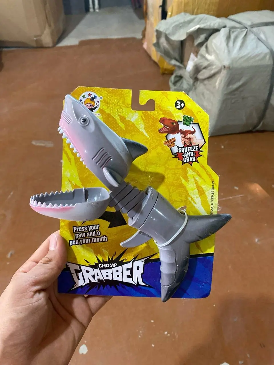 Akula-xvatalka Chomp Grabber mexanik o'yinchoq suriluvchi mexanizm bilan