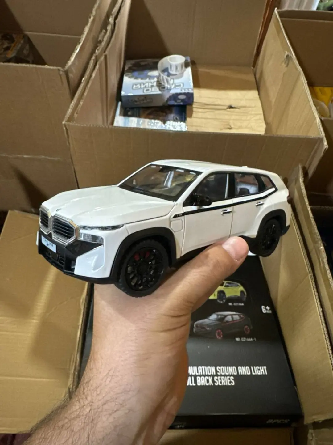 Metall BMW XM modeli 1:24 ko'lami ko'k bolalar avtomobili.