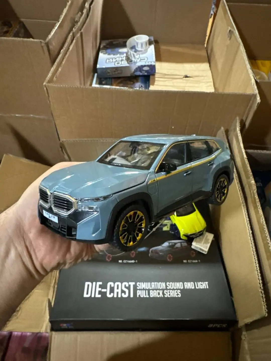 Metall BMW XM modeli 1:24 ko'lami ko'k bolalar avtomobili. — 7-rasm