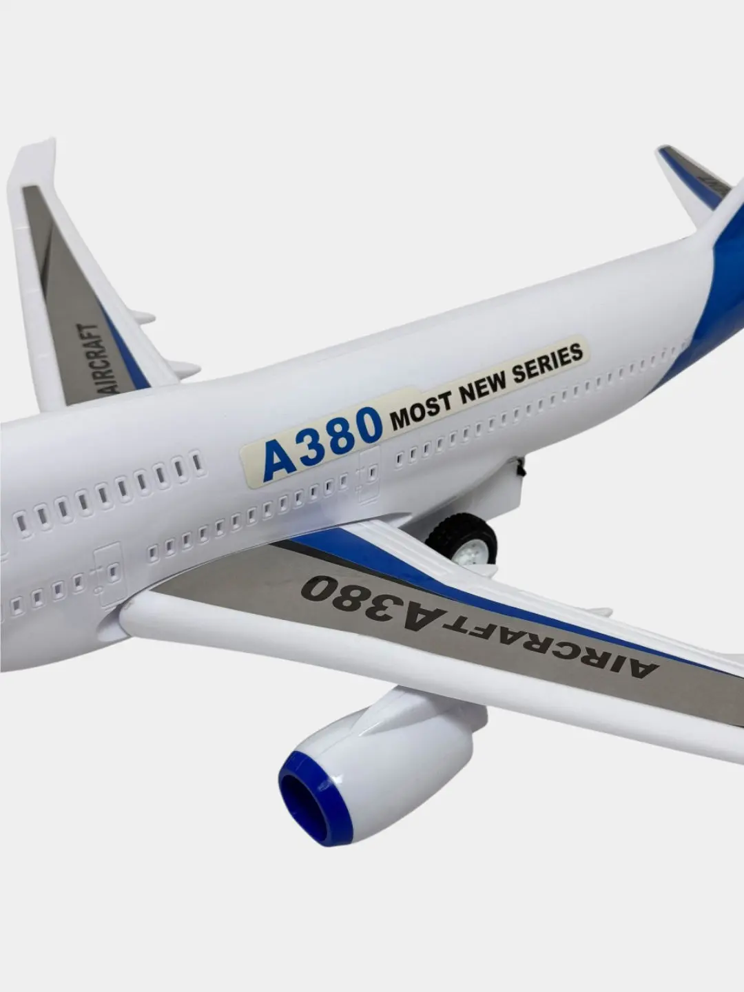 Bolalar uchun inersion A380 samolyoti, chiroqli va ovozli effektlar bilan — 3-rasm