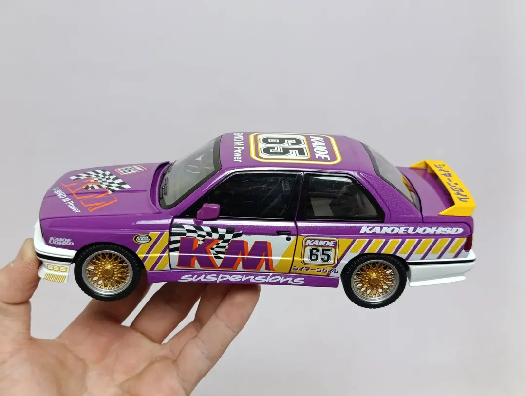 BMW 1:24 model o'yinchoq mashina, chiroqli va ovozli, inertsion — 3-rasm