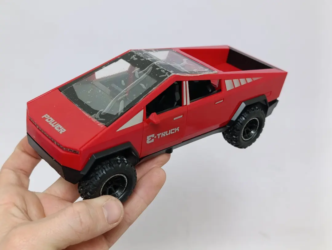 Kibertrak mashinasi inertsion Tesla Cybertruck pikapi rezina g'ildirakli