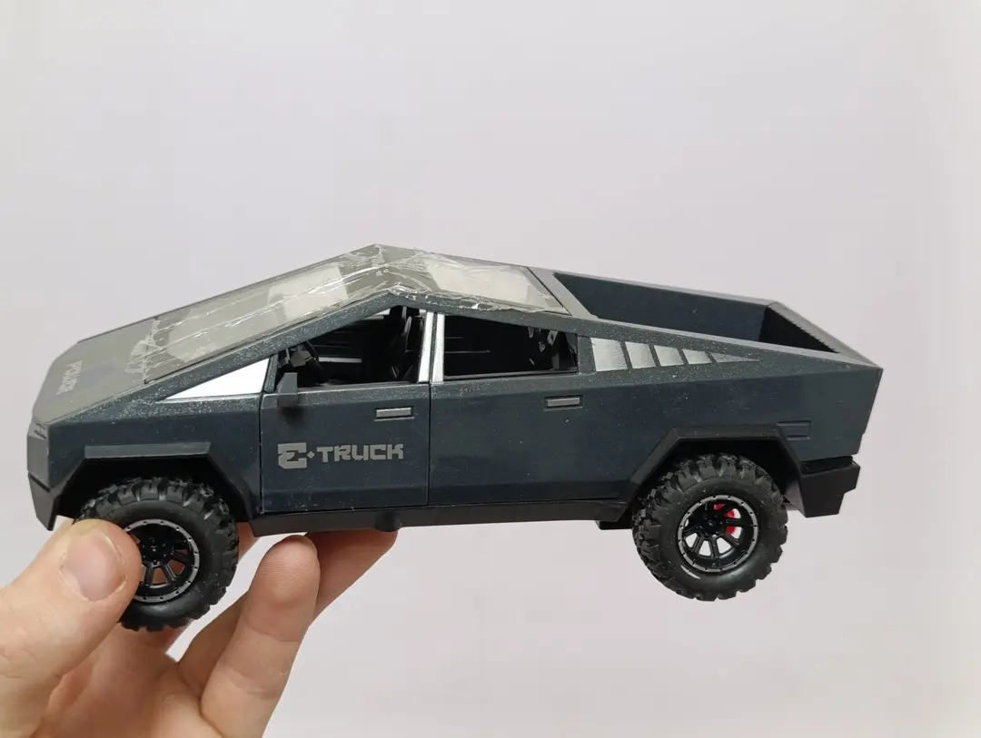 Kibertrak mashinasi inertsion Tesla Cybertruck pikapi rezina g'ildirakli — 5-rasm