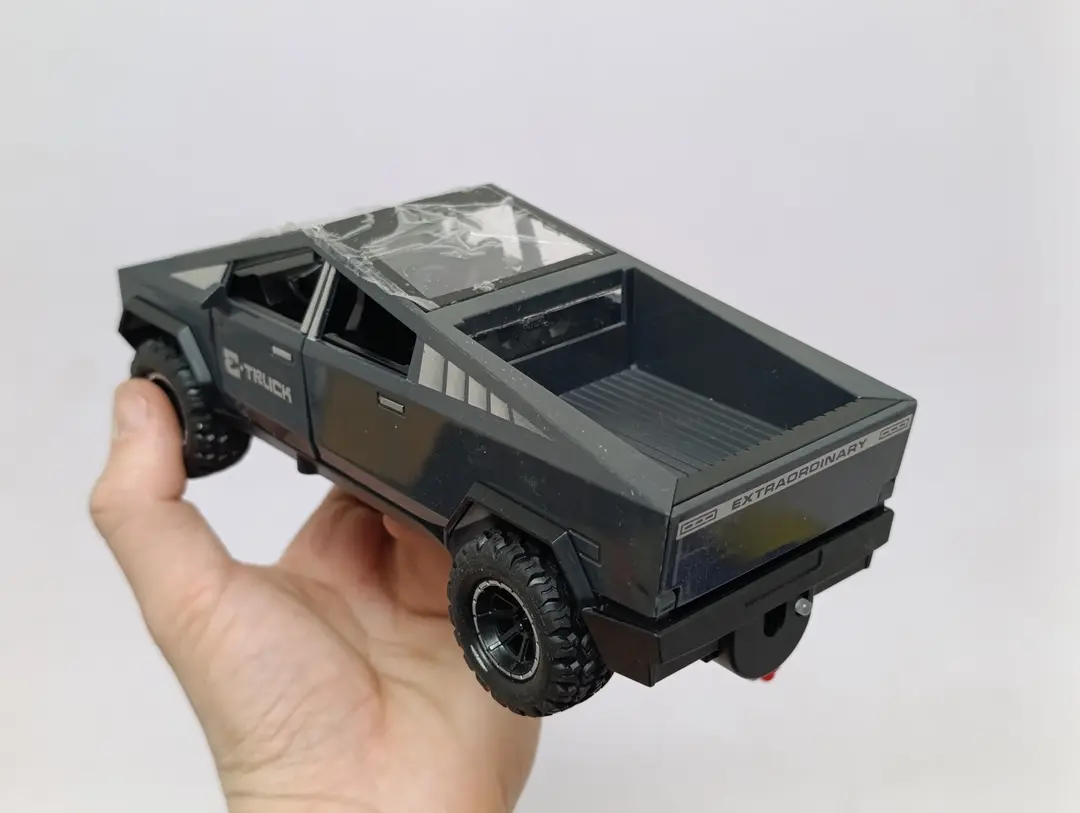 Kibertrak mashinasi inertsion Tesla Cybertruck pikapi rezina g'ildirakli — 6-rasm