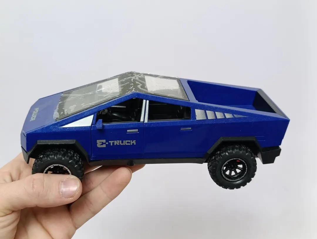 Kibertrak mashinasi inertsion Tesla Cybertruck pikapi rezina g'ildirakli — 8-rasm