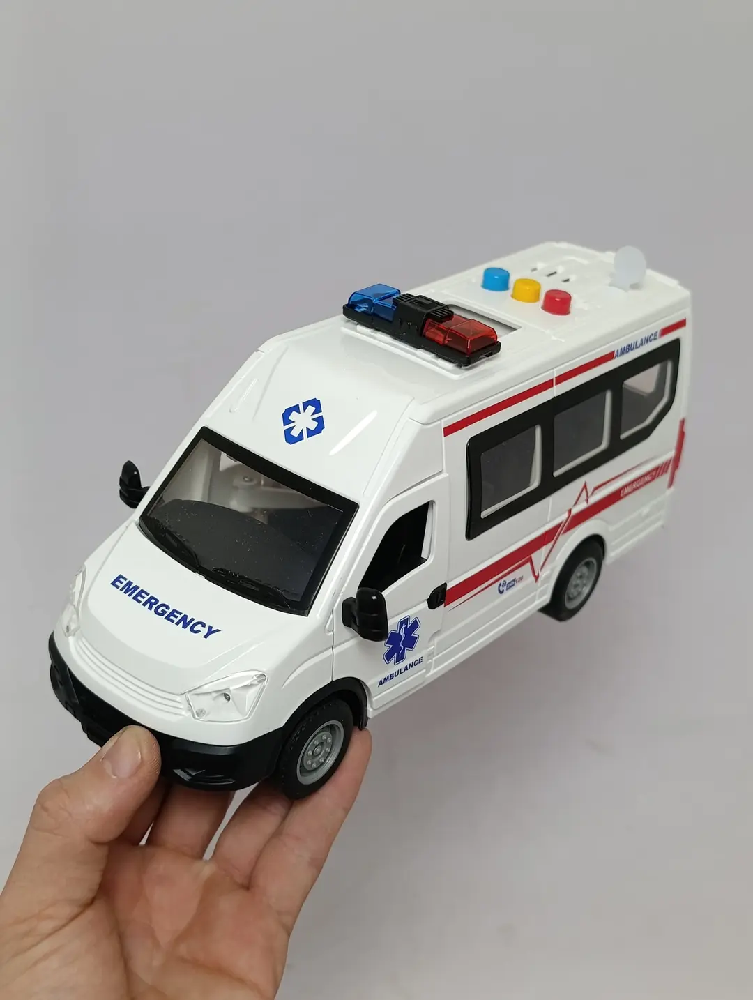 Tez yordam mashinasi 1:16, Inersion ovozli va chiroqli, Eshiklari ochiladi — 3-rasm