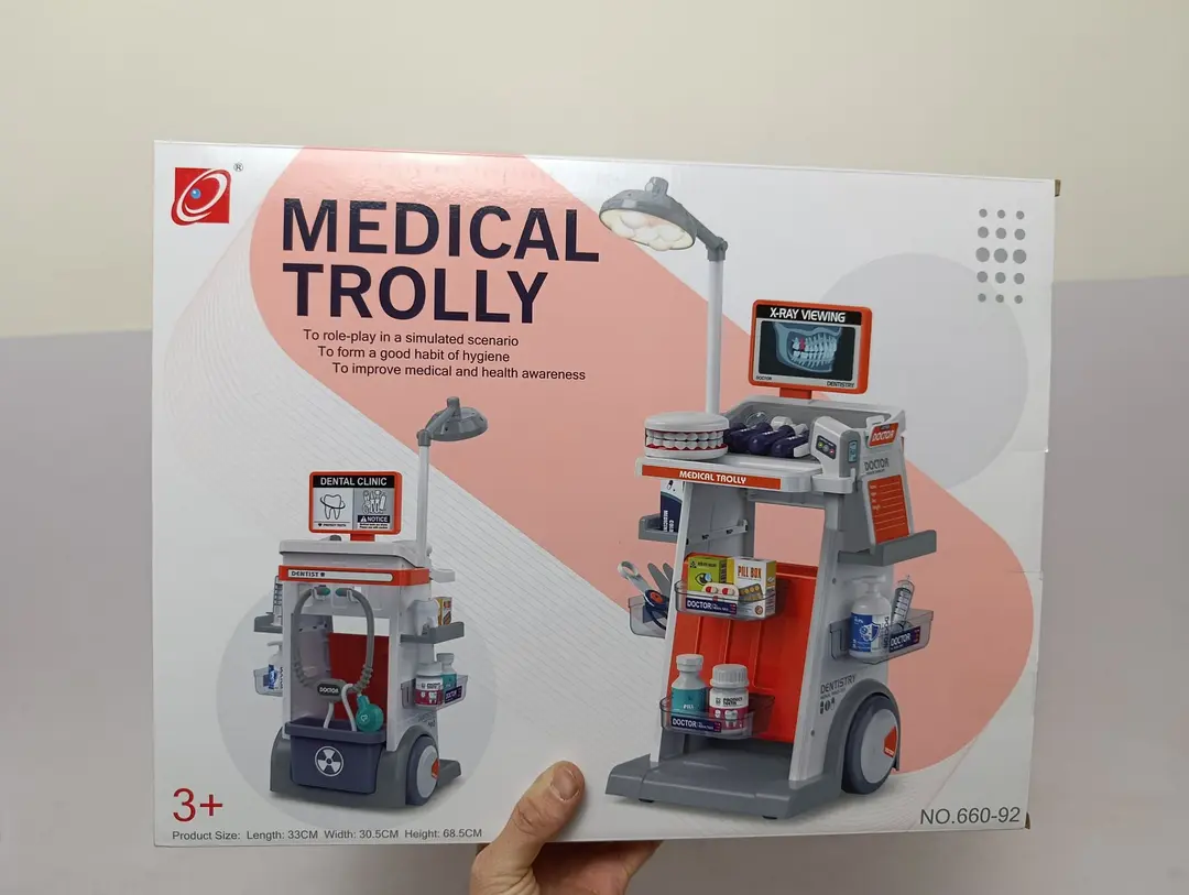 Shifokor-stomatolog to'plami, asboblar va jag' modeli bilan tibbiy aravacha