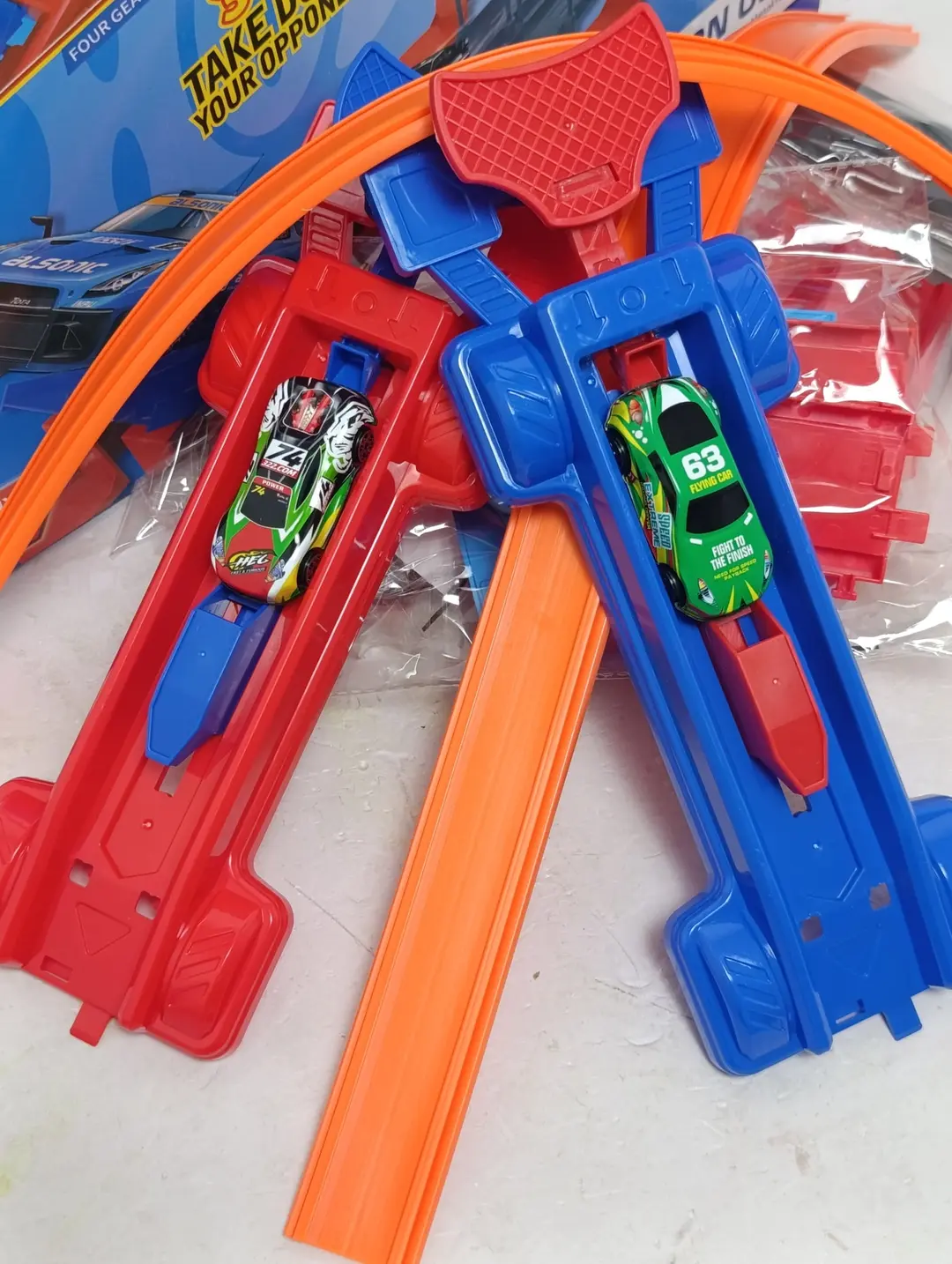 Hotwheels o'yin treki mashina bilan, o'g'il bolalar uchun poyga trassasi — 4-rasm
