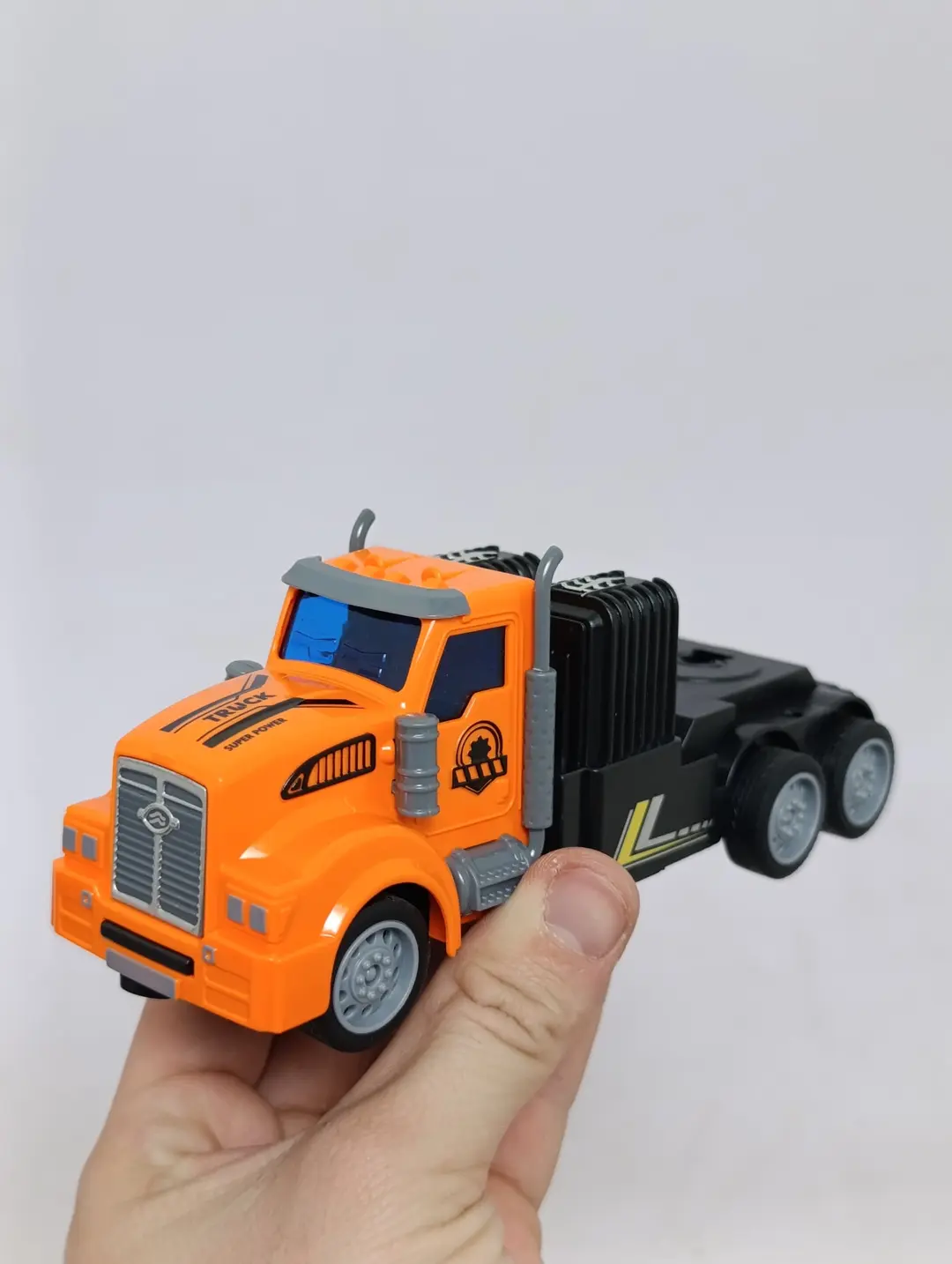 Masofadan boshqariladigan fura Cargo Truck, 1:48, Chiroqlari yonadi — 13-rasm