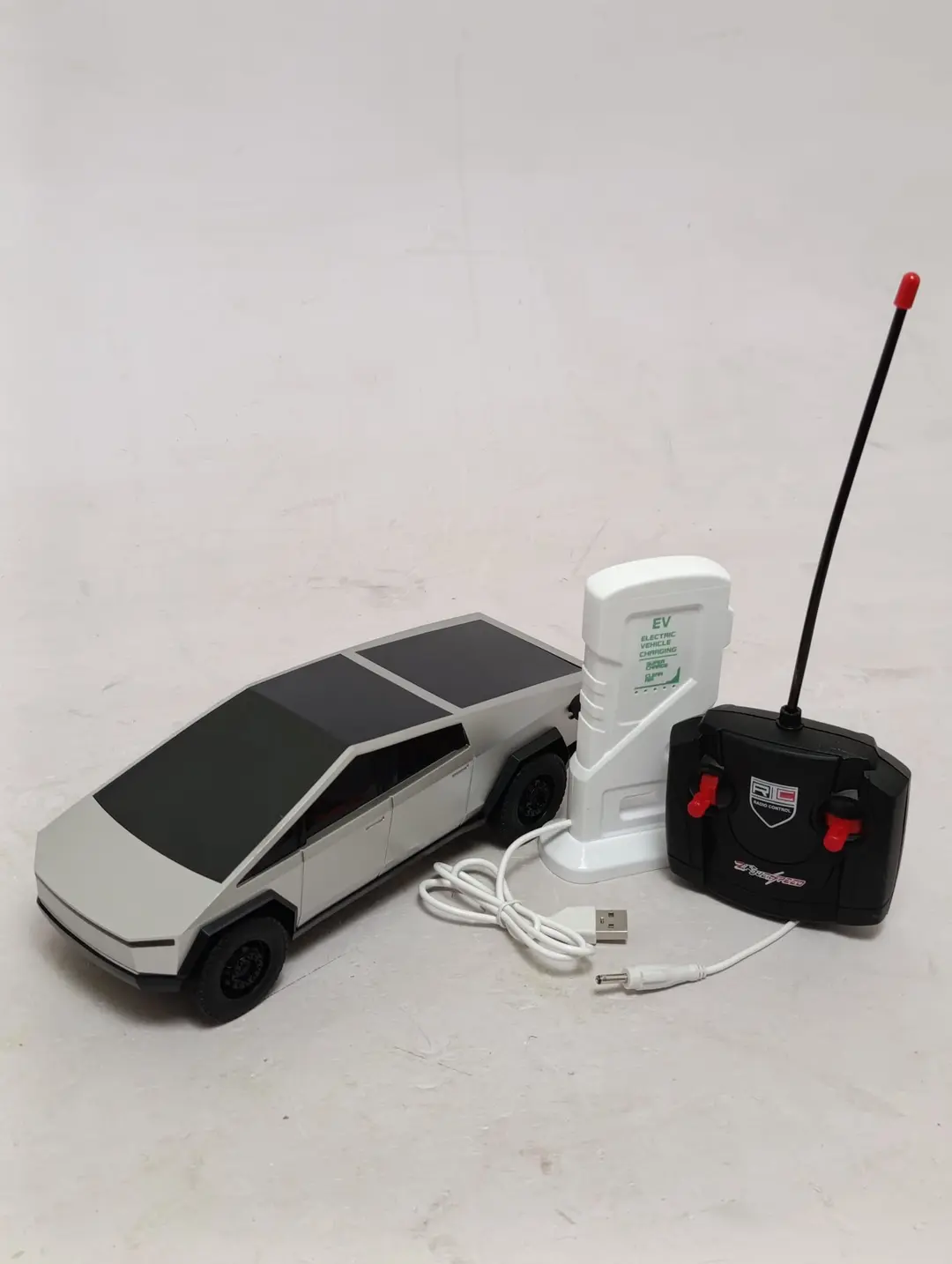 Masofaviy boshqariladigan Kibertrak Tesla Cybertruck XY, pultli pikap yo'ltanlamas — 3-rasm