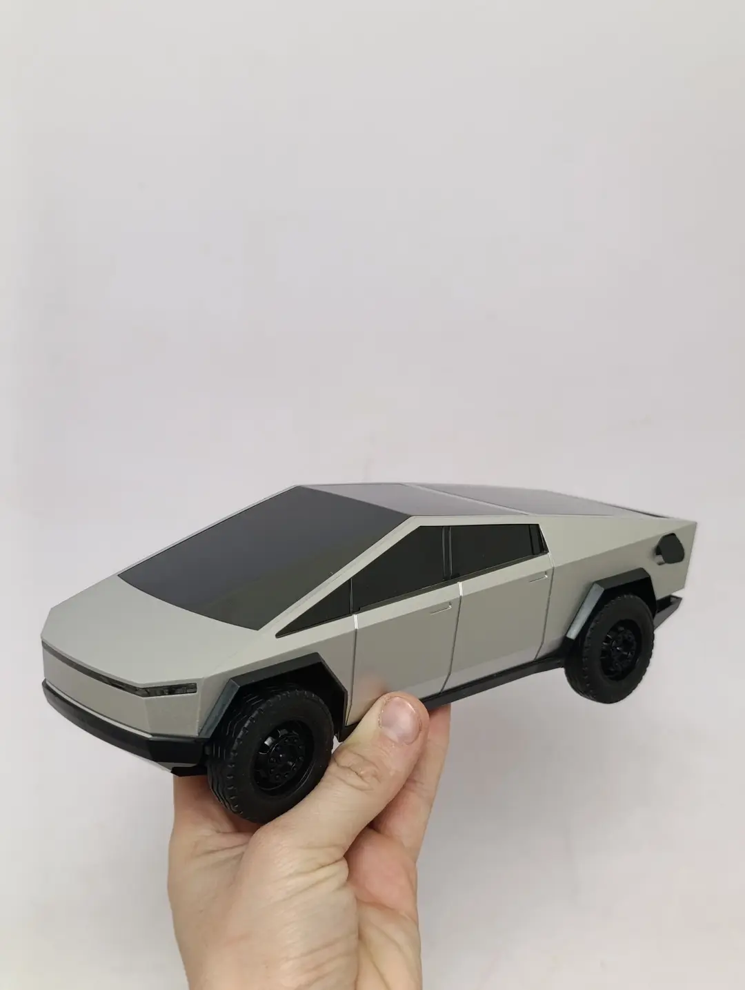Masofaviy boshqariladigan Kibertrak Tesla Cybertruck XY, pultli pikap yo'ltanlamas — 4-rasm