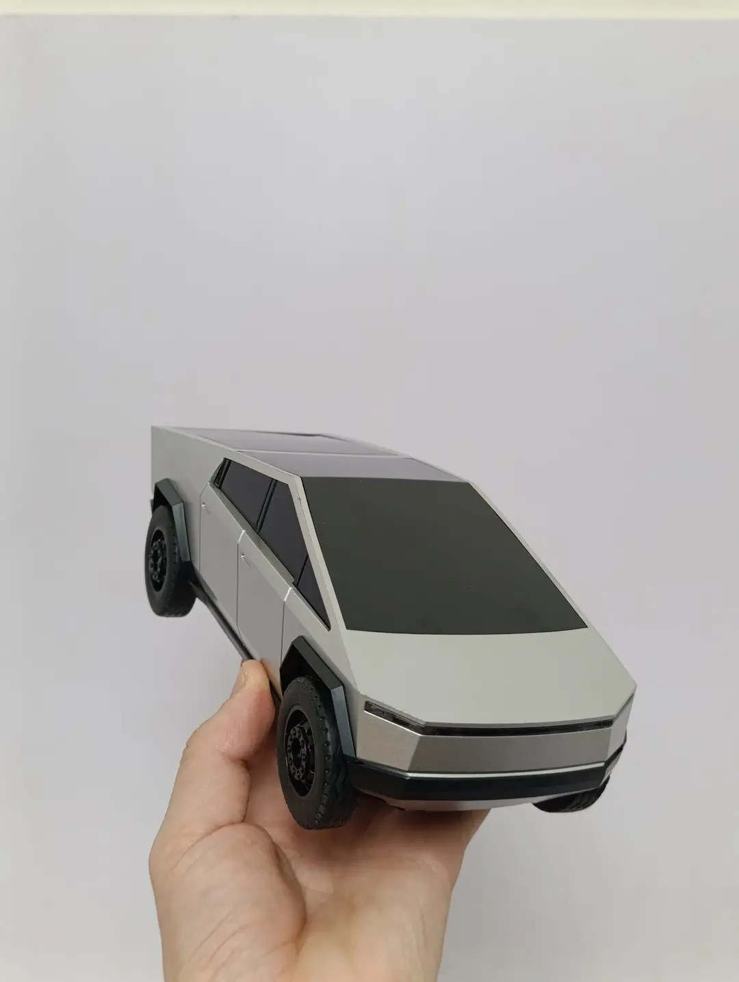Masofaviy boshqariladigan Kibertrak Tesla Cybertruck XY, pultli pikap yo'ltanlamas — 7-rasm