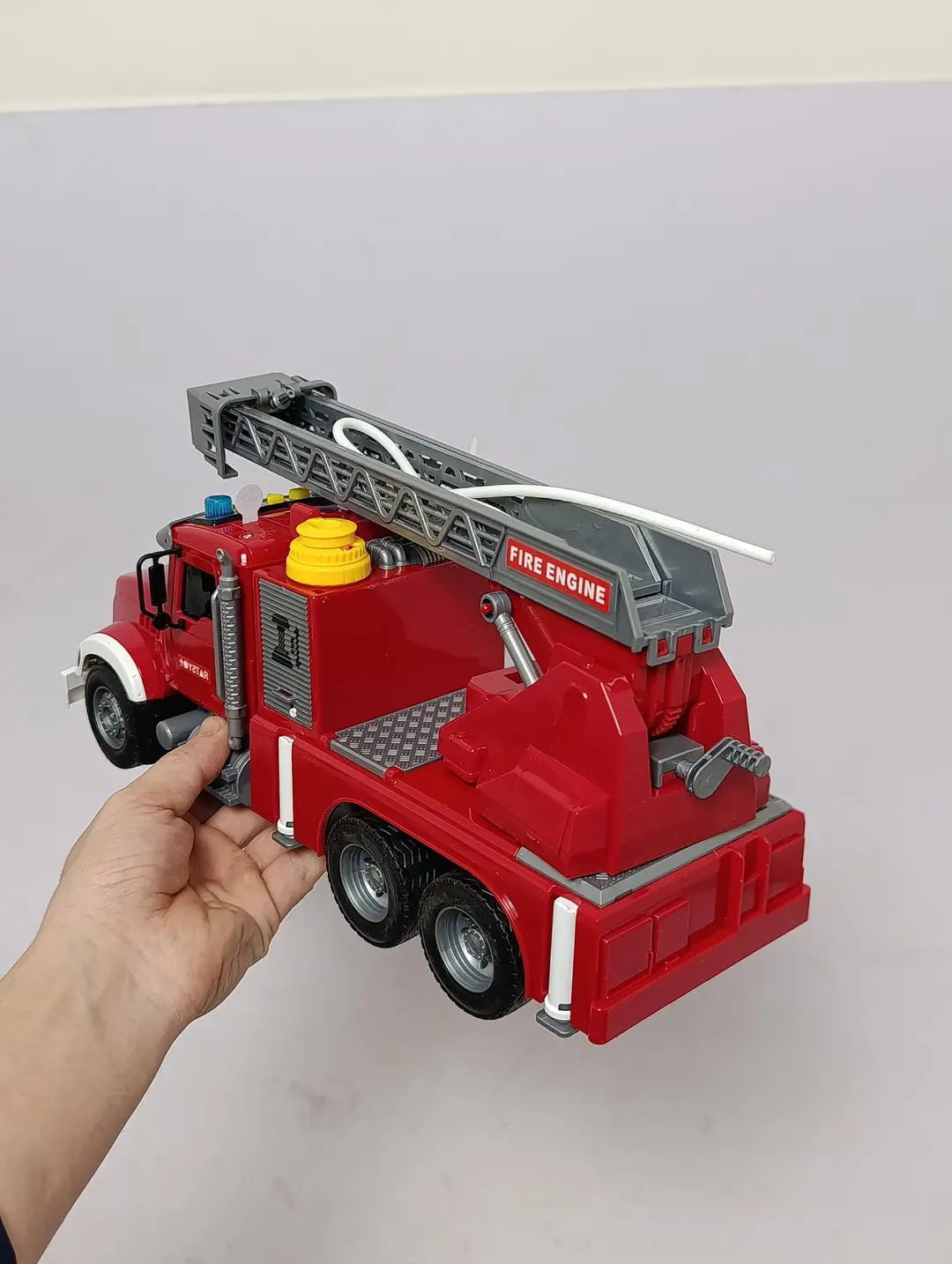 O't o'chirish mashinasi 1:16 JIN JIA TOYS chiroqli, ovozli va narvonli bolalar uchun — 6-rasm