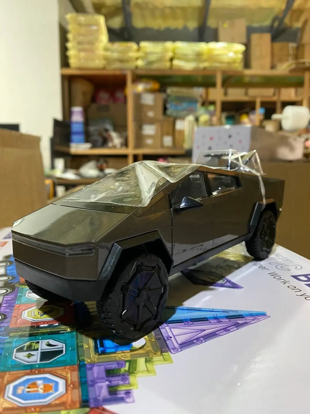Tesla Cybertruck pikap mashinasi, kvadrotsikl bilan inertsion model, bolalar va kolleksionerlar uchun sovg'a