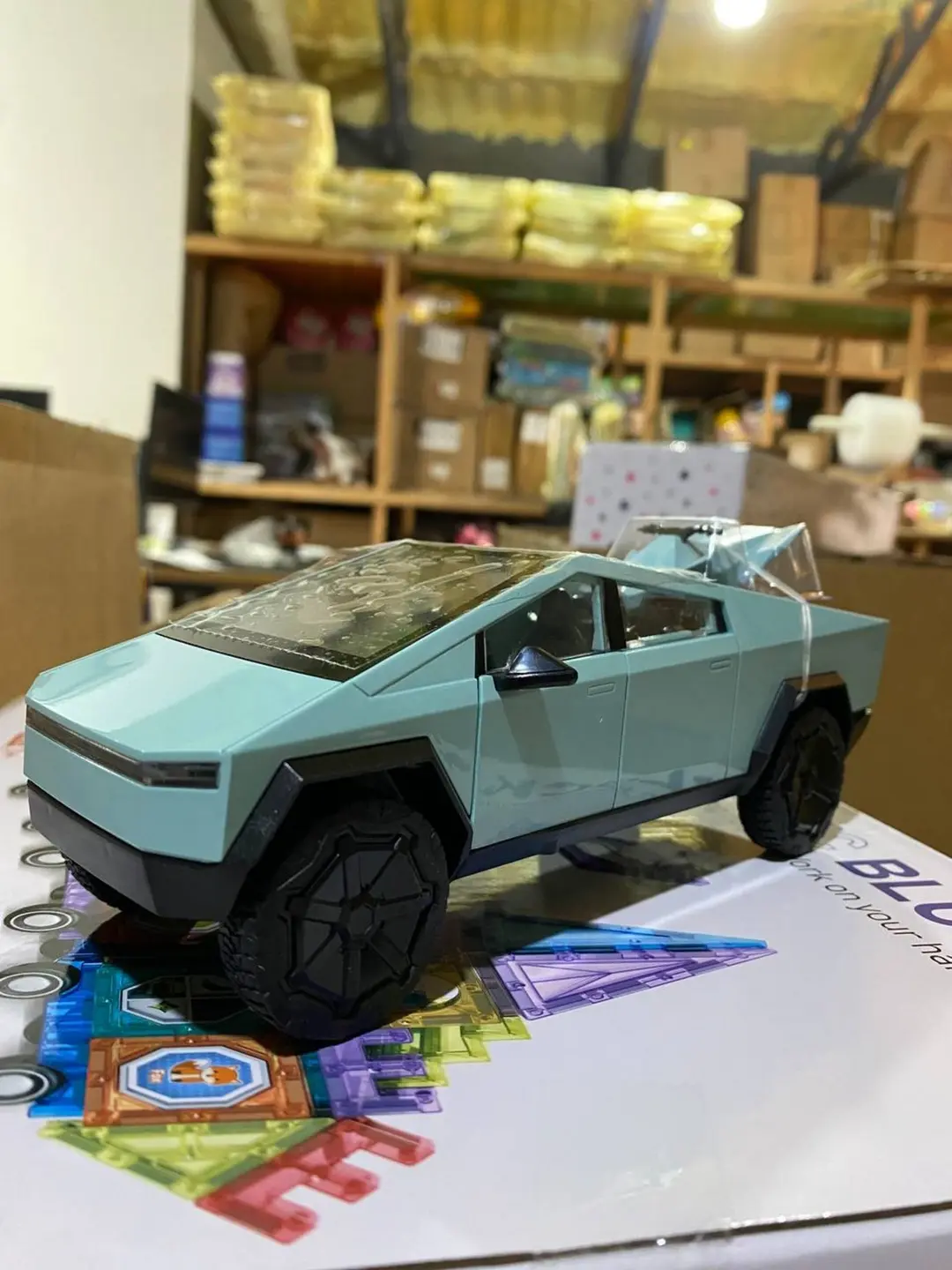 Tesla Cybertruck pikap mashinasi, kvadrotsikl bilan inertsion model, bolalar va kolleksionerlar uchun sovg'a — 2-rasm