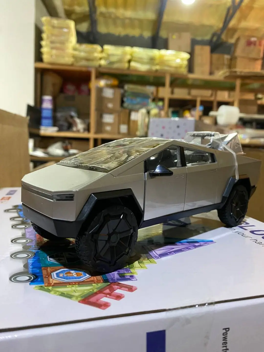 Tesla Cybertruck pikap mashinasi, kvadrotsikl bilan inertsion model, bolalar va kolleksionerlar uchun sovg'a — 3-rasm