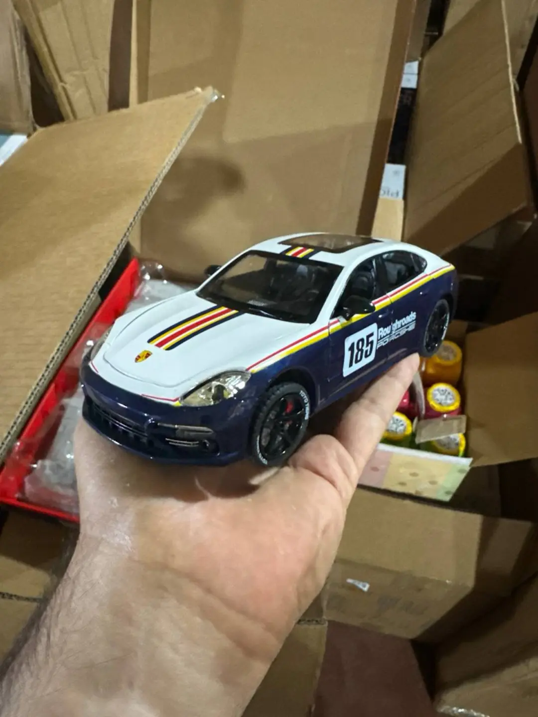 Metall Porsche Panamera Turbo S 1:24, inertsion kolleksiya modeli