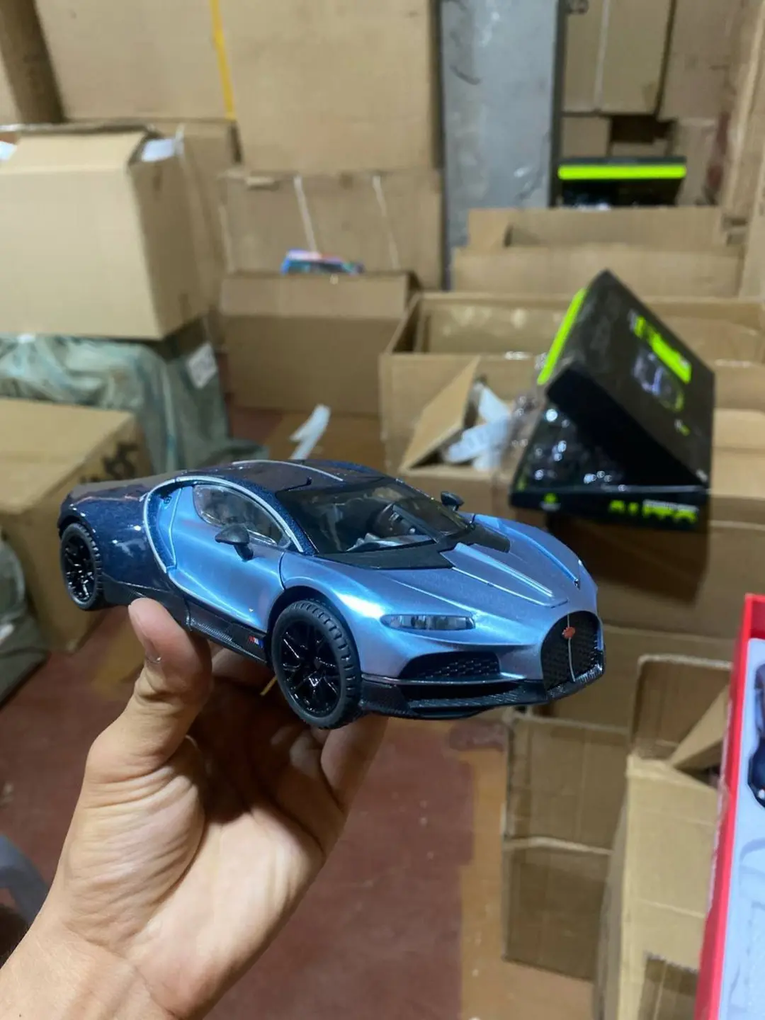 Металлическая модель Bugatti Chiron 1:24, Инерционная со светом и звуком