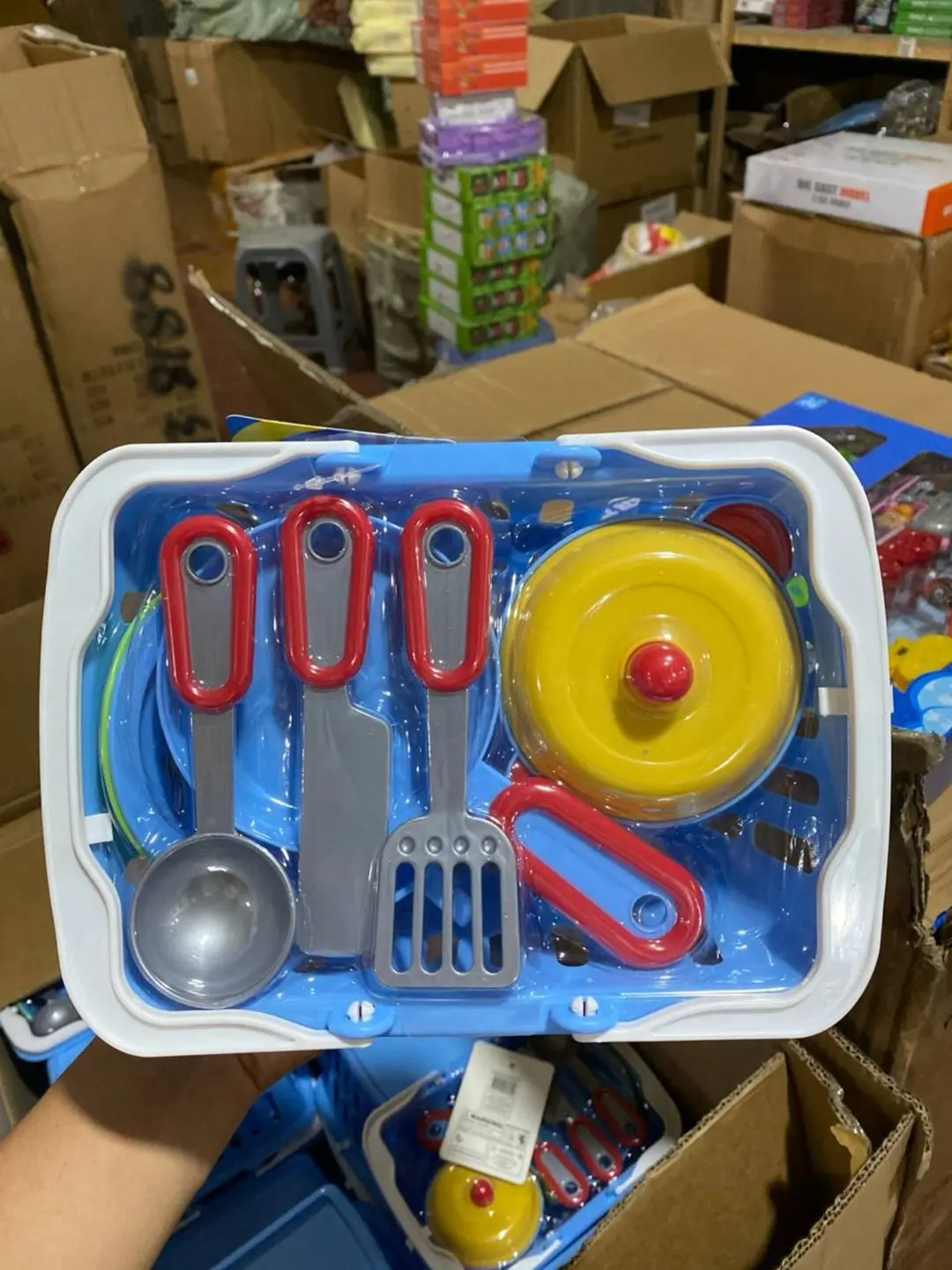 Bolalar o'yinchoq idishlar to'plami, Savatdagi plastik idishlar, Syujetli o'yinlar