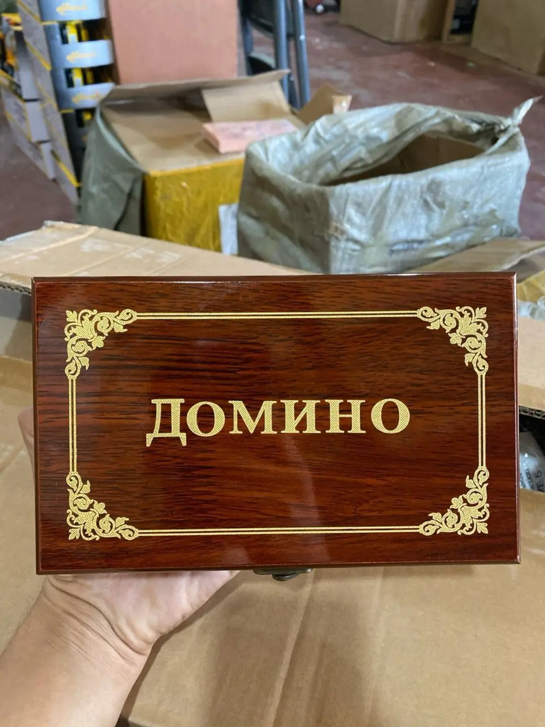 Domino stol o'yini, yog'och qutidagi sovg'a to'plami