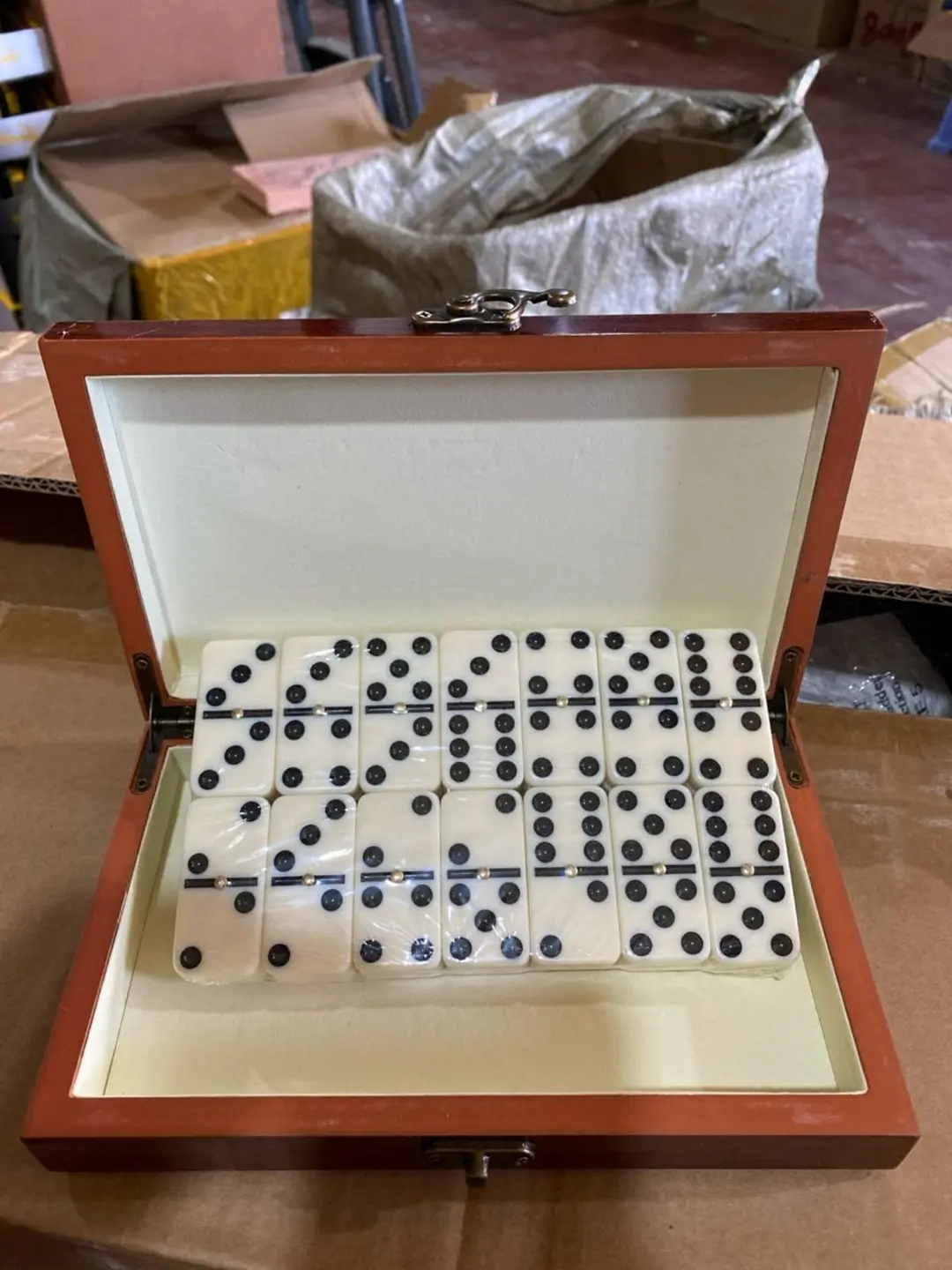 Domino stol o'yini, yog'och qutidagi sovg'a to'plami — 2-rasm
