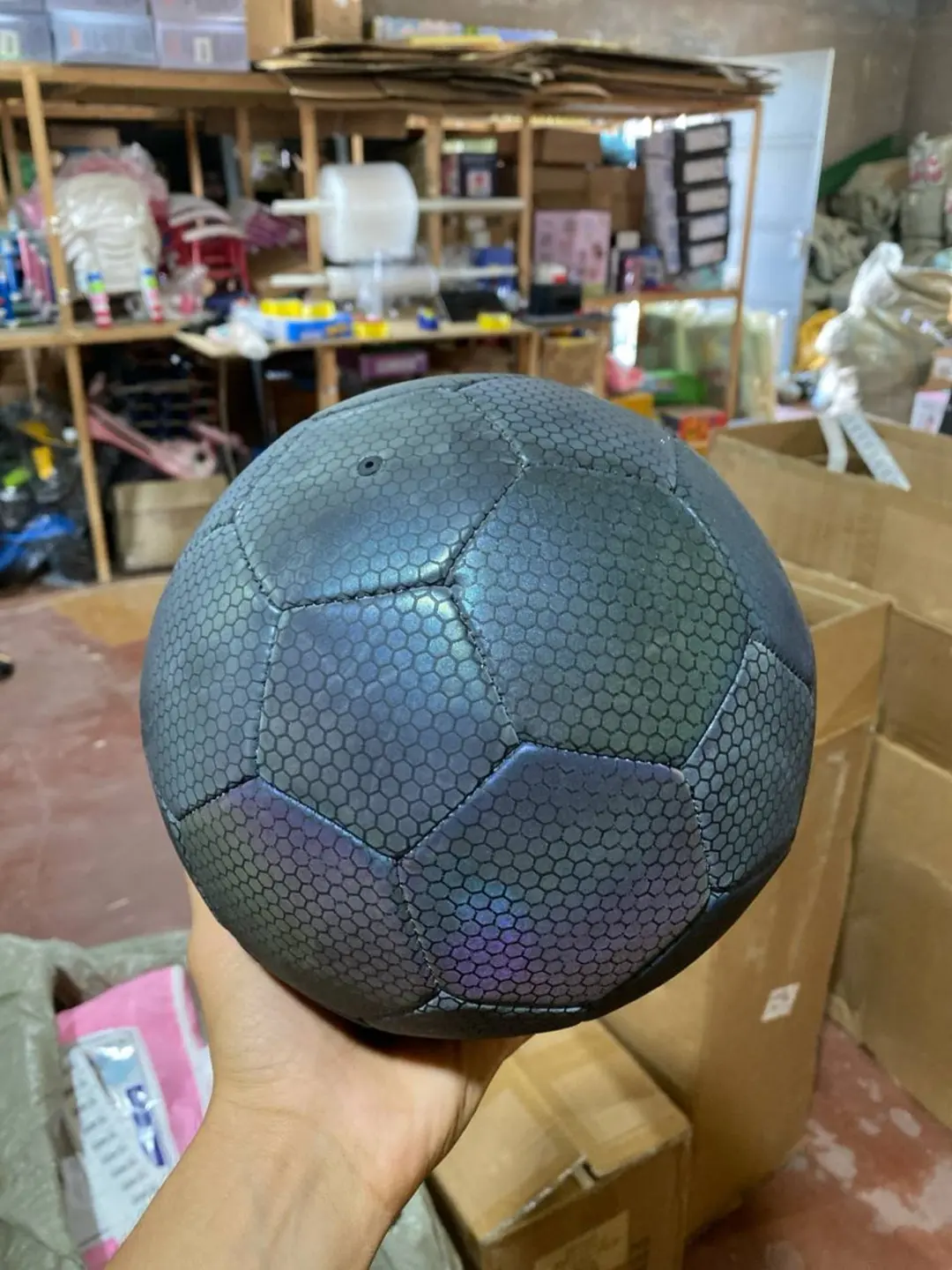 Futbol to'pi nur qaytaruvchi golografik neonli yorug'lik sochadigan