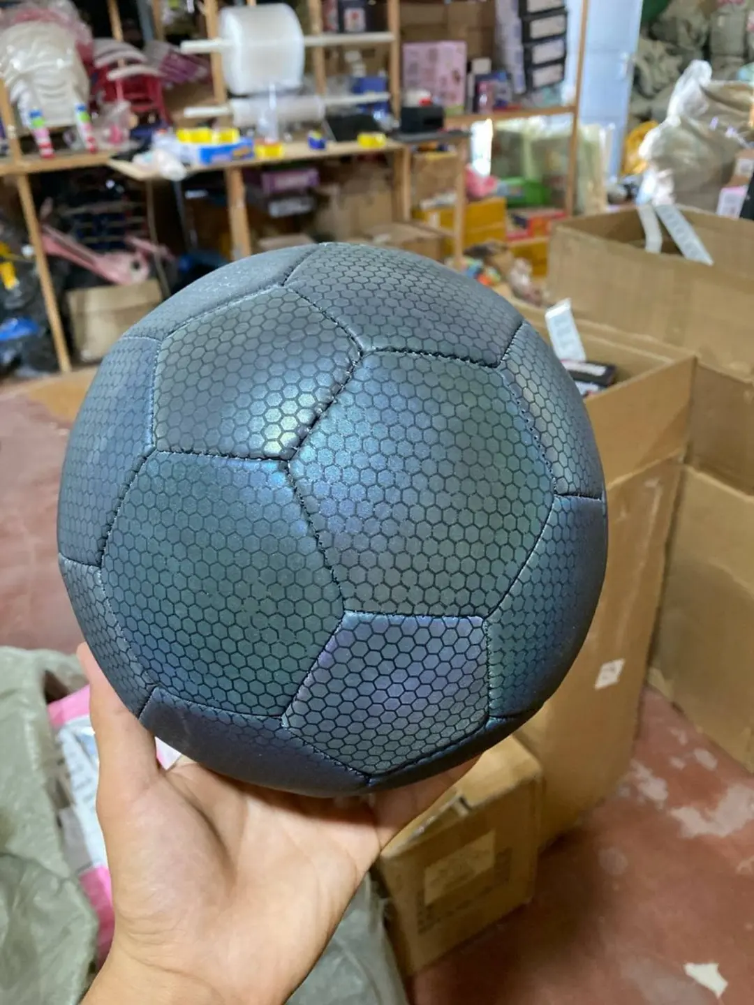 Futbol to'pi nur qaytaruvchi golografik neonli yorug'lik sochadigan — 2-rasm