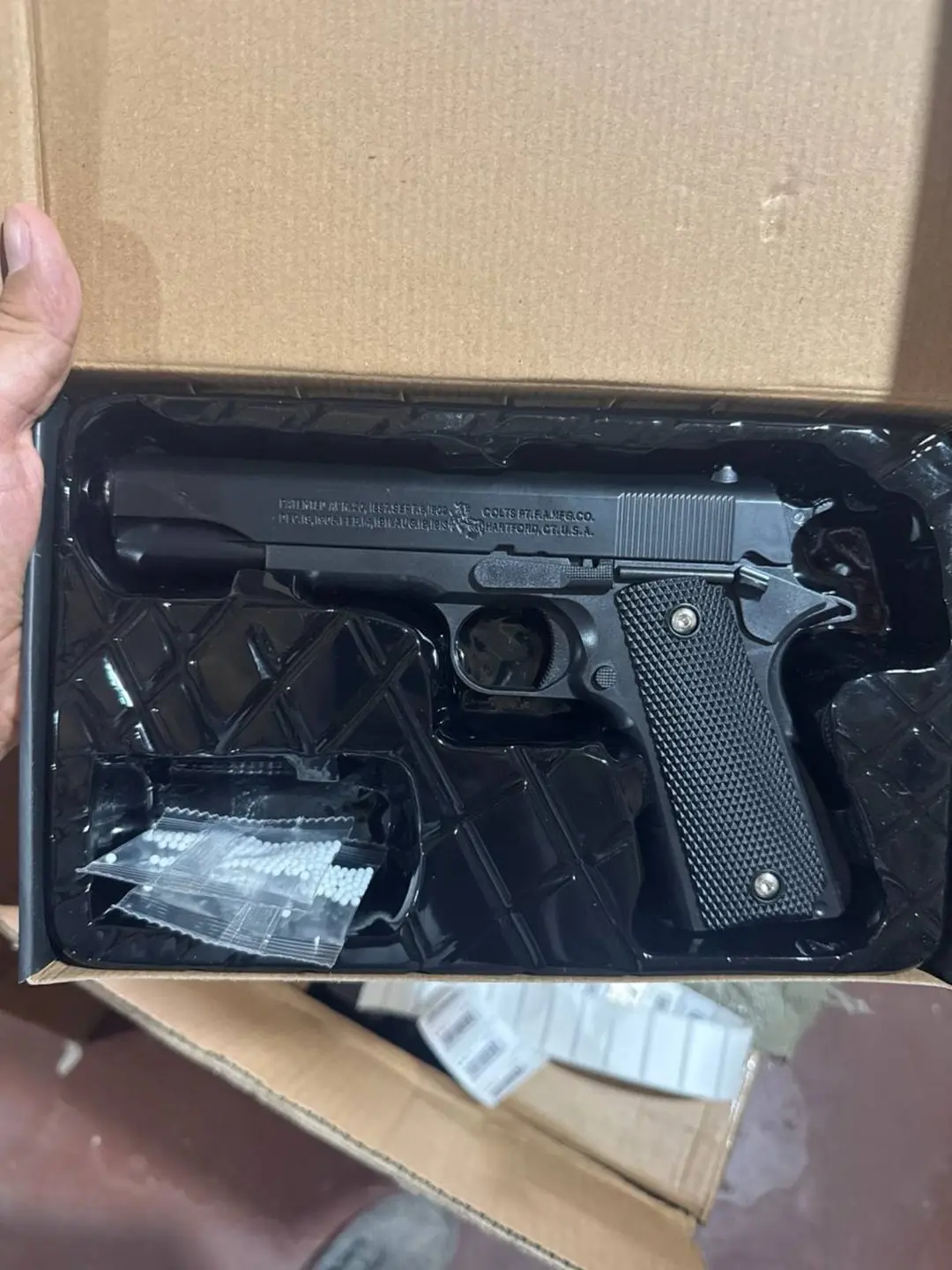 Orbiz metall suv pistoleti o'qlar bilan Colt M1911 pnevmatik o'yinchoq
